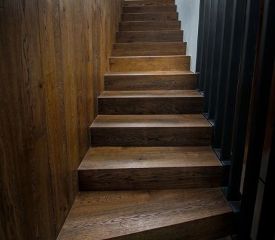 Masivní dubové schody